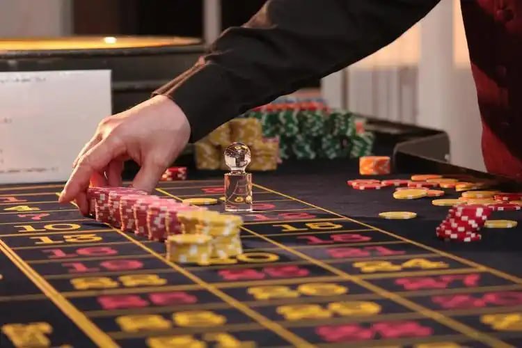 Thành viên VIP v188 theo dõi hạng và đặc quyền trên điện thoại di động tại Việt Nam